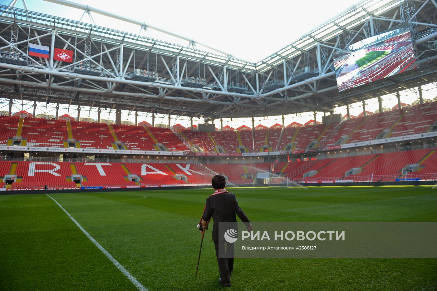 Старейший болельщик ФК "Спартак" О.Фишер посетил стадион клуба перед игрой с "Динамо"