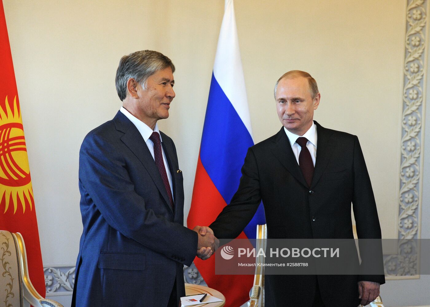 Президент РФ В.Путин встретился с главой Киргизии А.Атамбаевым в Стрельне