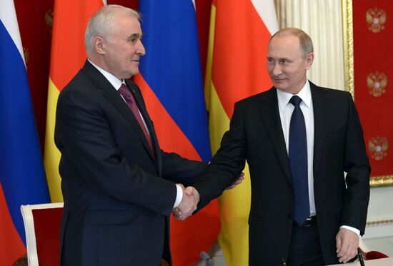 Рабочая встреча президента России В.Путина с президентом Республики Южная Осетия Л.Тибиловым