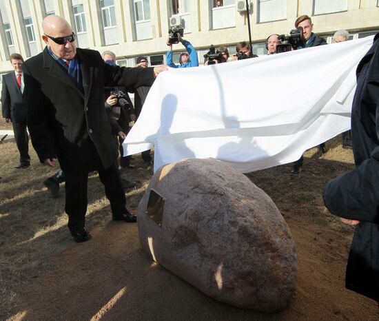 Открытие памятного камня, заложенного в честь 50-летия выхода человека в открытый космос