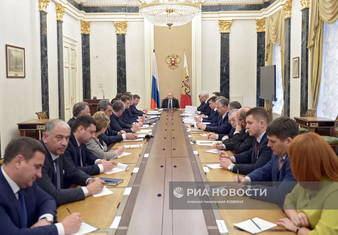 Президент РФ В.Путин провел совещание по вопросам социально-экономического развития Республики Крым и города Севастополя