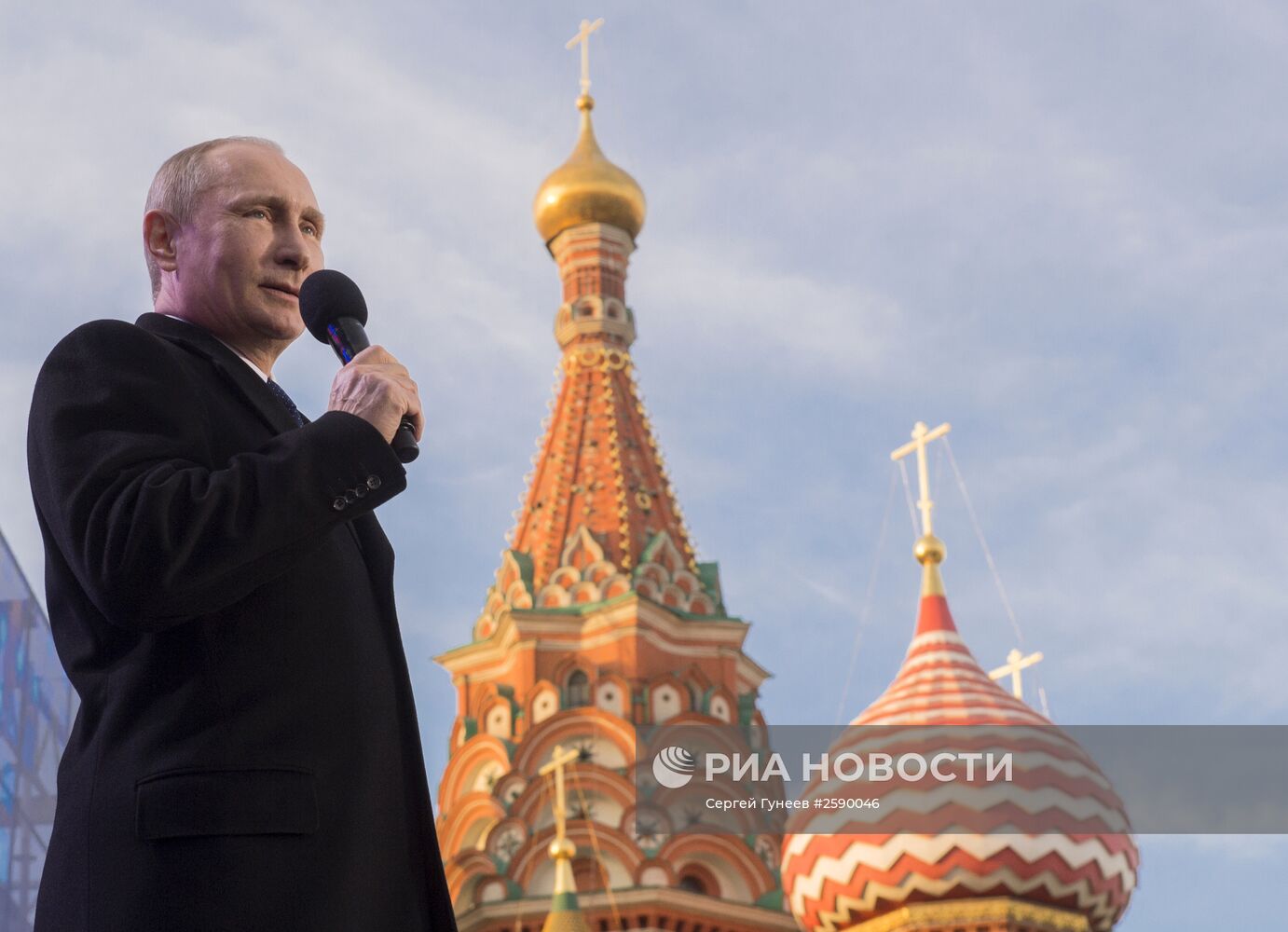Президент России В.Путин посетил праздничный митинг-концерт "Мы вместе!"