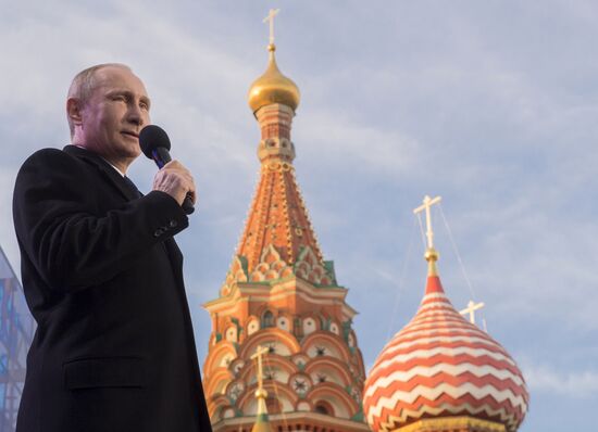Президент России В.Путин посетил праздничный митинг-концерт "Мы вместе!"