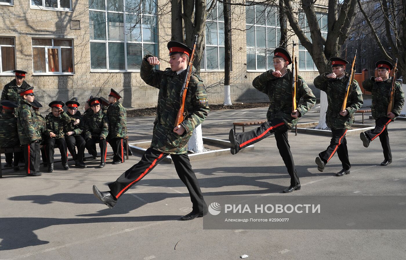 Подготовка кадетов казачьего корпуса к параду в Ростове-на-Дону в честь Дня Победы