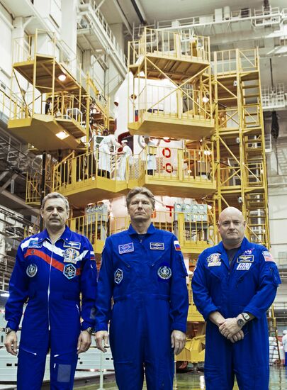 Заключительный осмотр корабля и посещение музея экипажем 43/44-й экспедиции на МКС