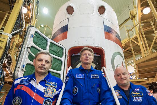Заключительный осмотр корабля и посещение музея экипажем 43/44-й экспедиции на МКС