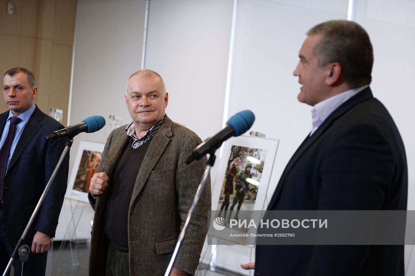 Открытие фотовыставки, посвященной годовщине воссоединения Крыма с Россией, в Москве