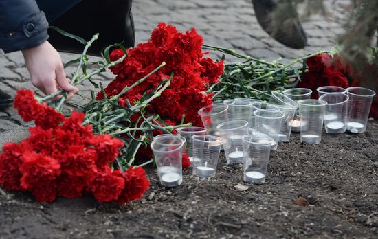 Москвичи скорбят по погибшим в авиакатастрофе на юге Франции