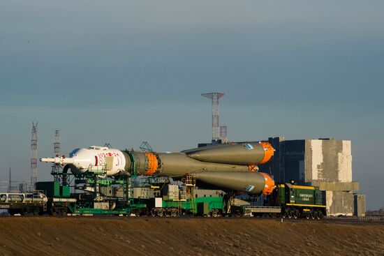 Вывоз на старт ракеты "Союз-ФГ" с ТПК "Союз ТМА-16М"