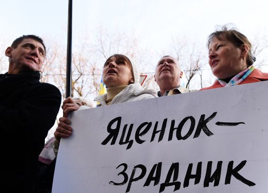 Пикет объединения "Свобода" у здания кабинета министров Украины