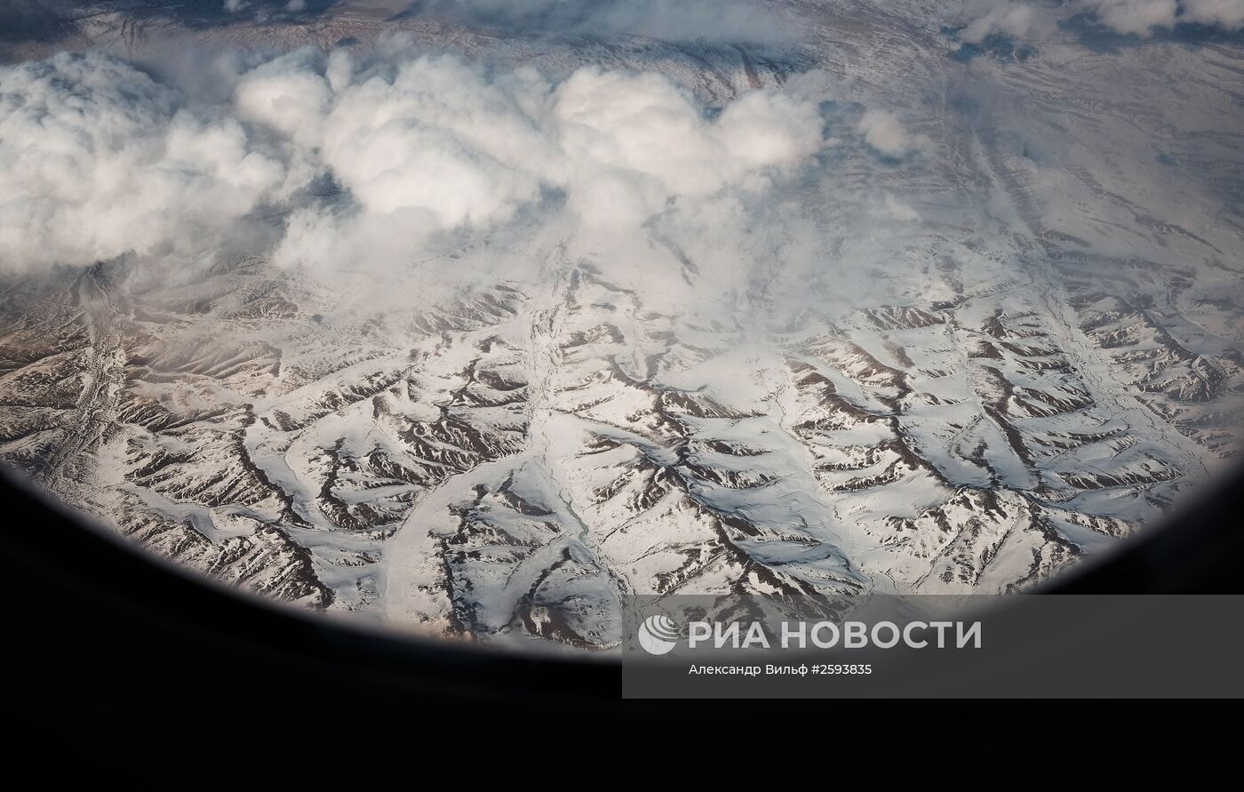 Вид из окна самолета на горы Монголии