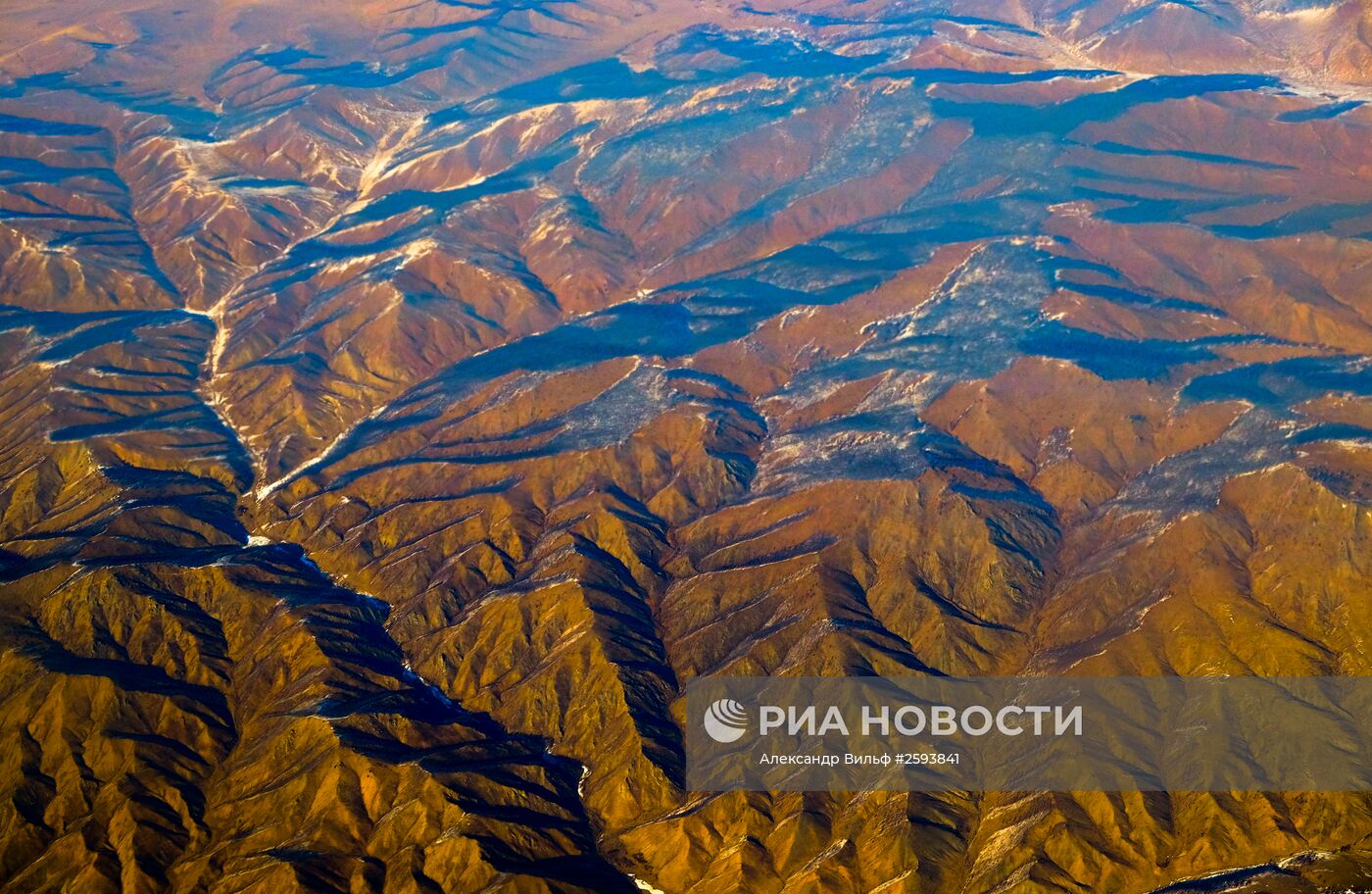 Вид из окна самолета на горы Монголии