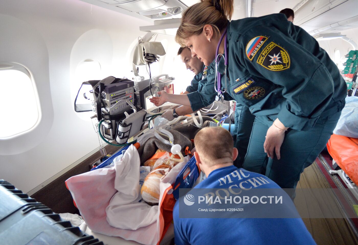 Самолет Ан-148 МЧС России осуществляет санитарно-авиационную эвакуацию тяжелобольного ребенка