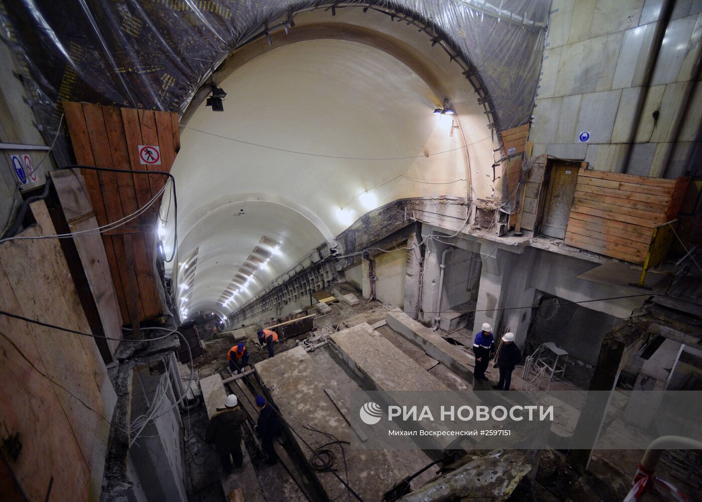 Осмотр хода работ по замене эскалаторных комплексов на станции "Бауманская"