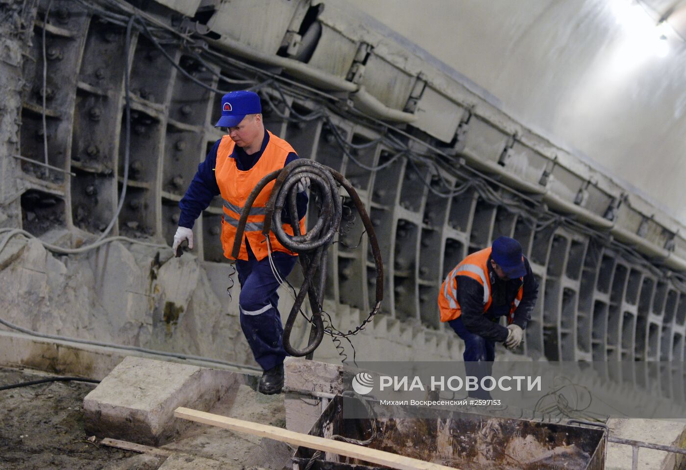 Осмотр хода работ по замене эскалаторных комплексов на станции "Бауманская"