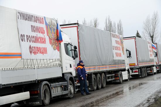 Подготовка гуманитарного конвоя для юго-востока Украины в Ростовской области