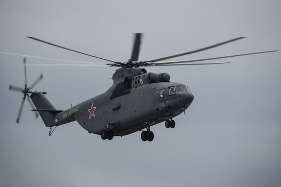 Прибытие авиационной техники для участия в тренировках воздушной части военного парада на Красной площади
