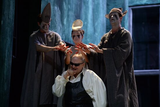 Прогон оперы А.Маноцкова "Титий Безупречный" в постановке режиссера В.Мирзоева