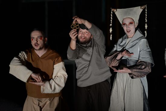 Прогон оперы А.Маноцкова "Титий Безупречный" в постановке режиссера В.Мирзоева