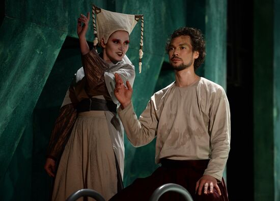 Прогон оперы А.Маноцкова "Титий Безупречный" в постановке режиссера В.Мирзоева