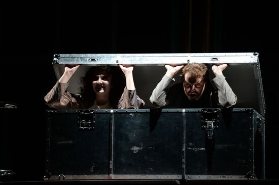 Прогон оперы А.Маноцкова "Титий Безупречный" в постановке режиссера В.Мирзоева