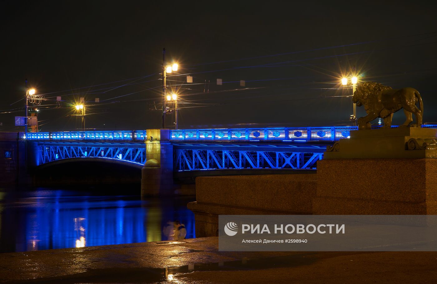 Международная акция Light It Up Blue