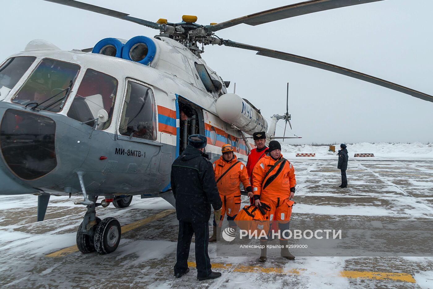 Трое спасенных моряков с траулера "Дальний Восток" доставлены в Магадан