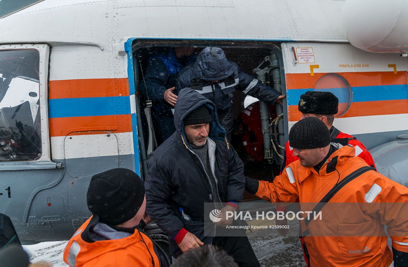 Трое спасенных моряков с траулера "Дальний Восток" доставлены в Магадан