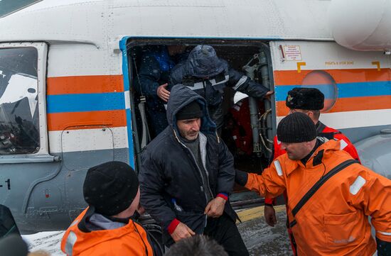 Трое спасенных моряков с траулера "Дальний Восток" доставлены в Магадан