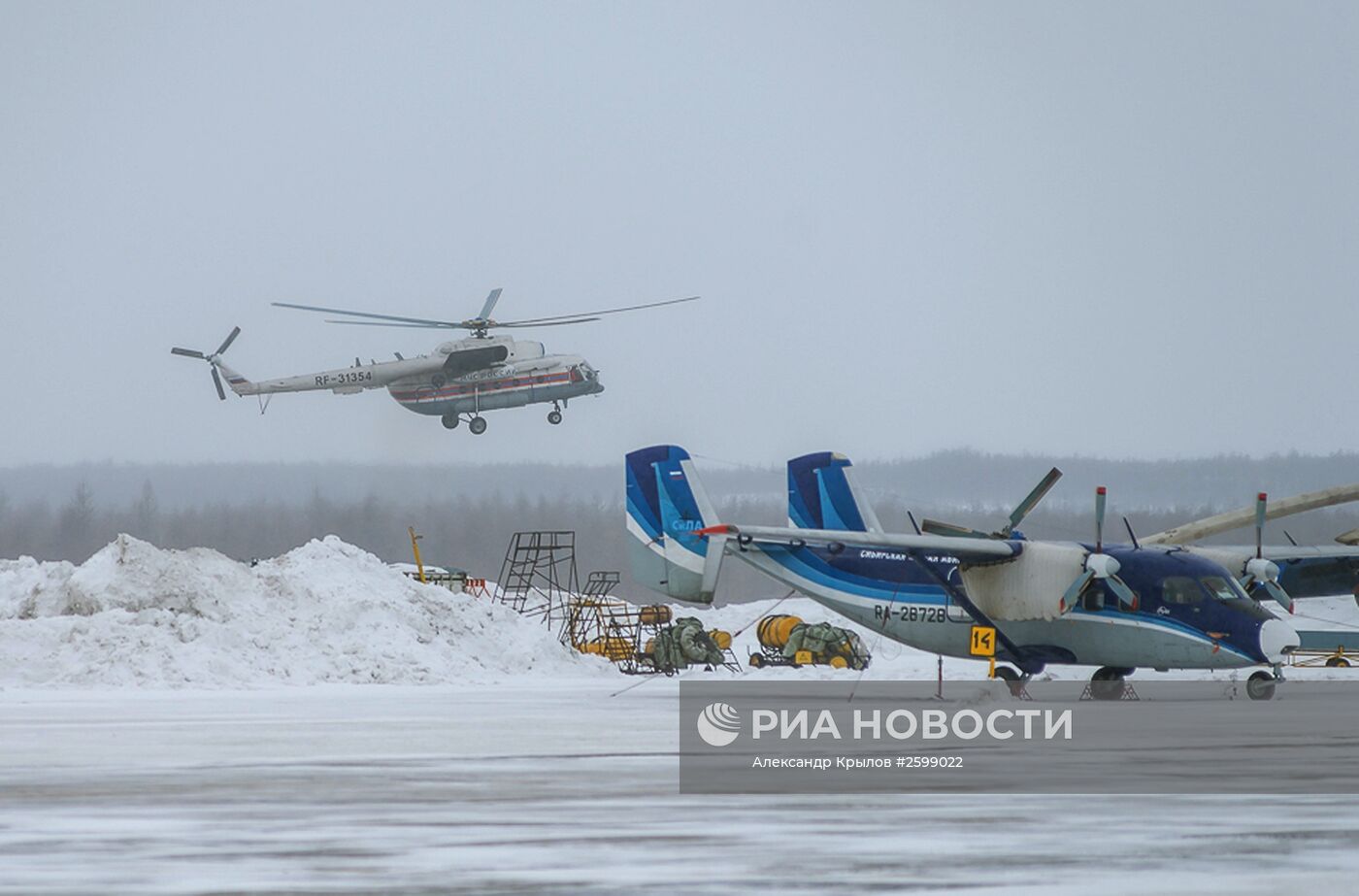 Трое спасенных моряков с траулера "Дальний Восток" доставлены в Магадан