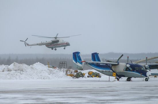 Трое спасенных моряков с траулера "Дальний Восток" доставлены в Магадан