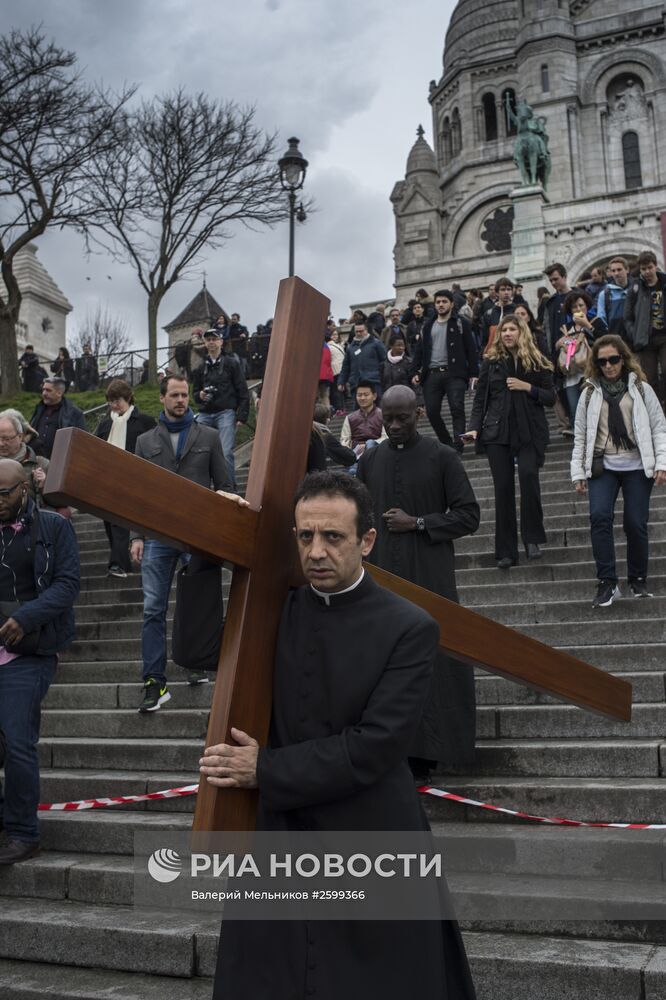 Католическая Страстная пятница в Париже