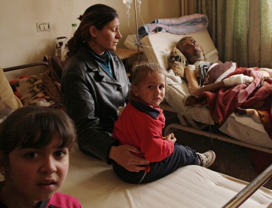 Жители сирийской деревни Мабуджа, пострадавшие от нападения боевиков ИГИЛ