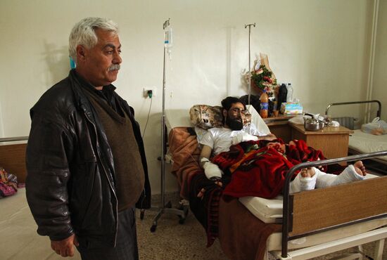 Жители сирийской деревни Мабуджа, пострадавшие от нападения боевиков ИГИЛ