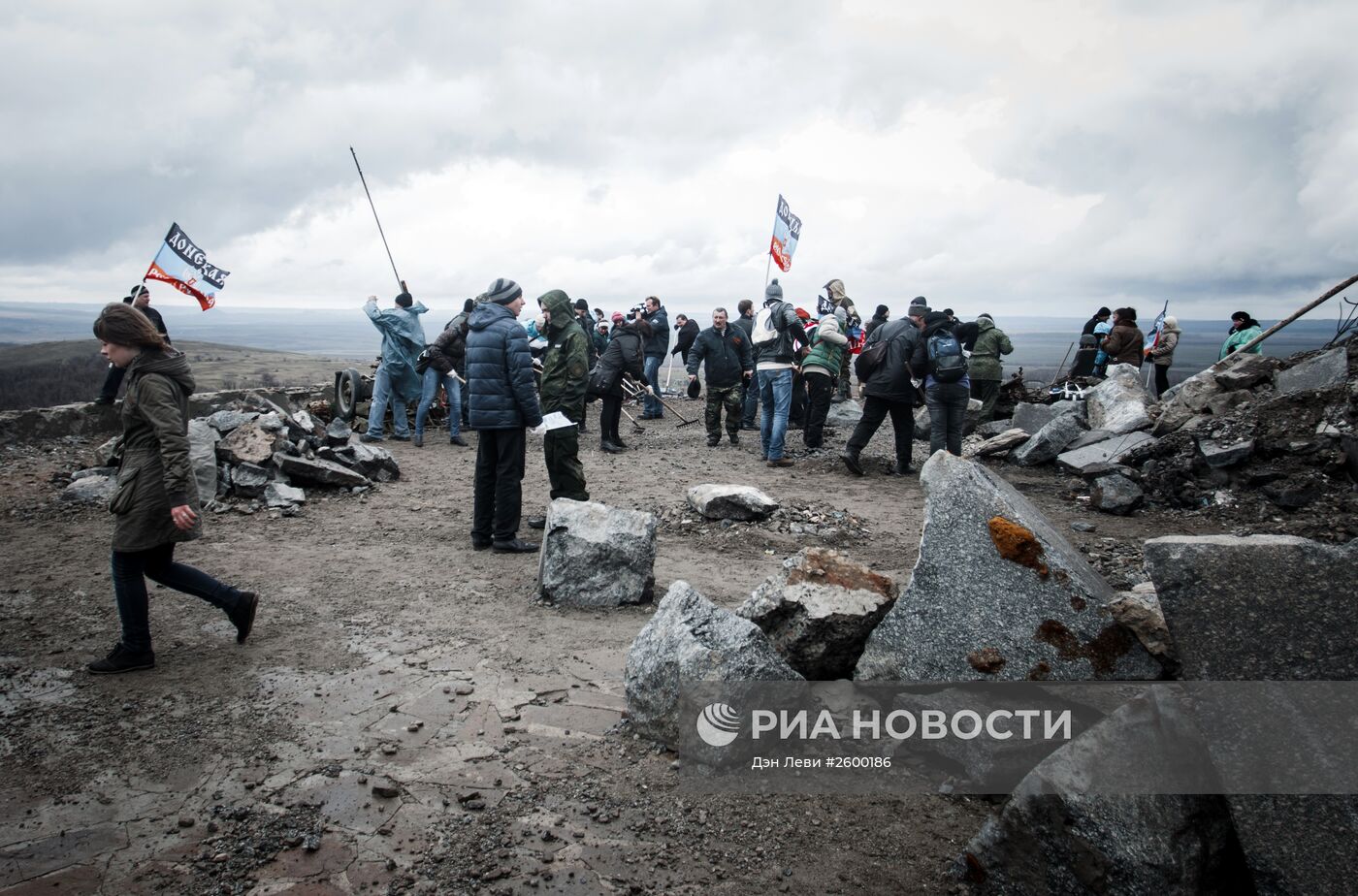 Жители ДНР приняли участие в субботнике у мемориального комплекса "Саур-Могила"