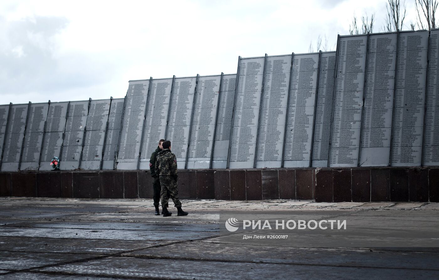 Жители ДНР приняли участие в субботнике у мемориального комплекса "Саур-Могила"