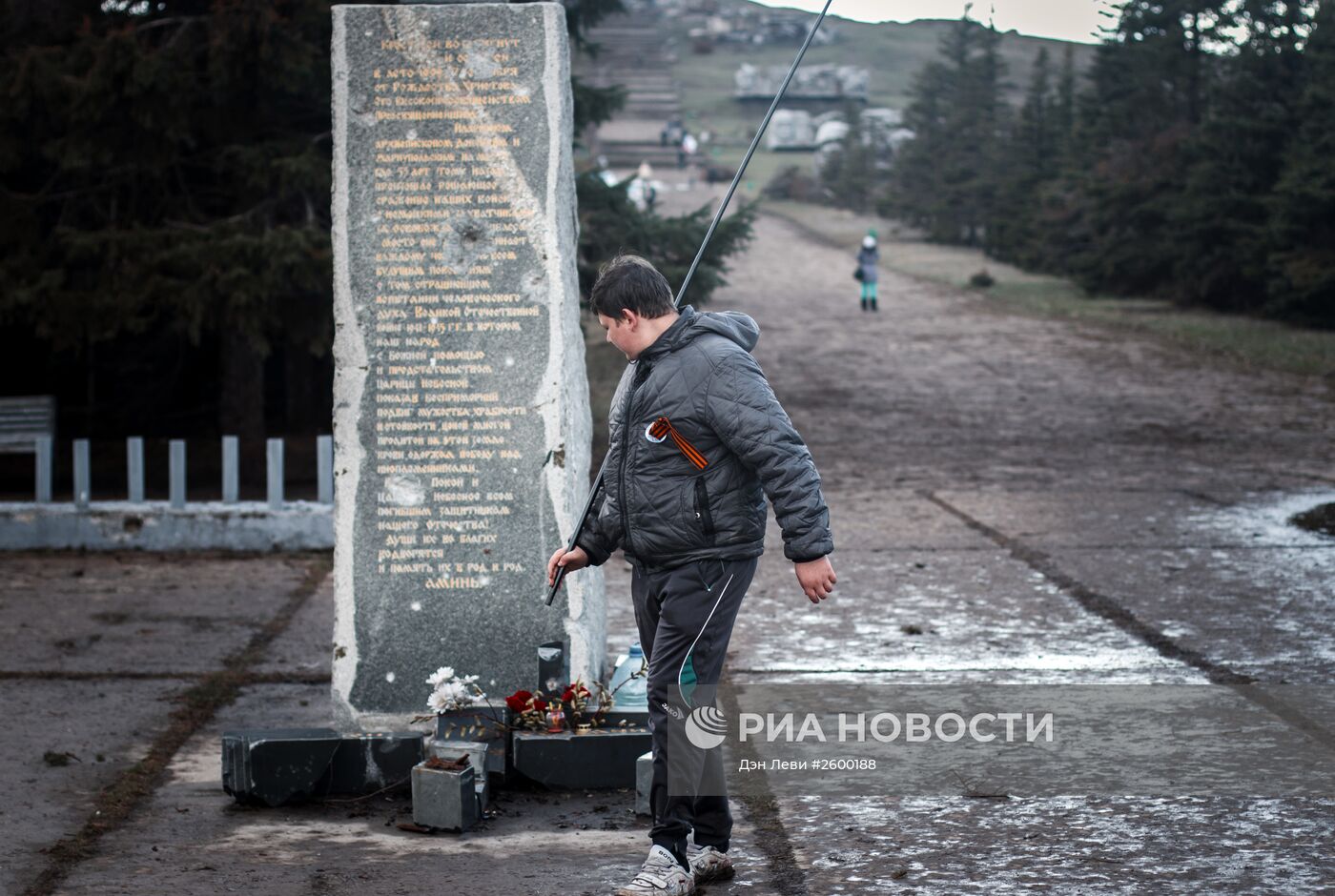 Жители ДНР приняли участие в субботнике у мемориального комплекса "Саур-Могила"