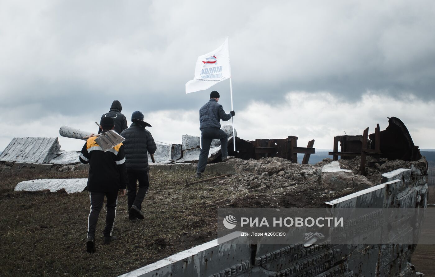 Жители ДНР приняли участие в субботнике у мемориального комплекса "Саур-Могила"