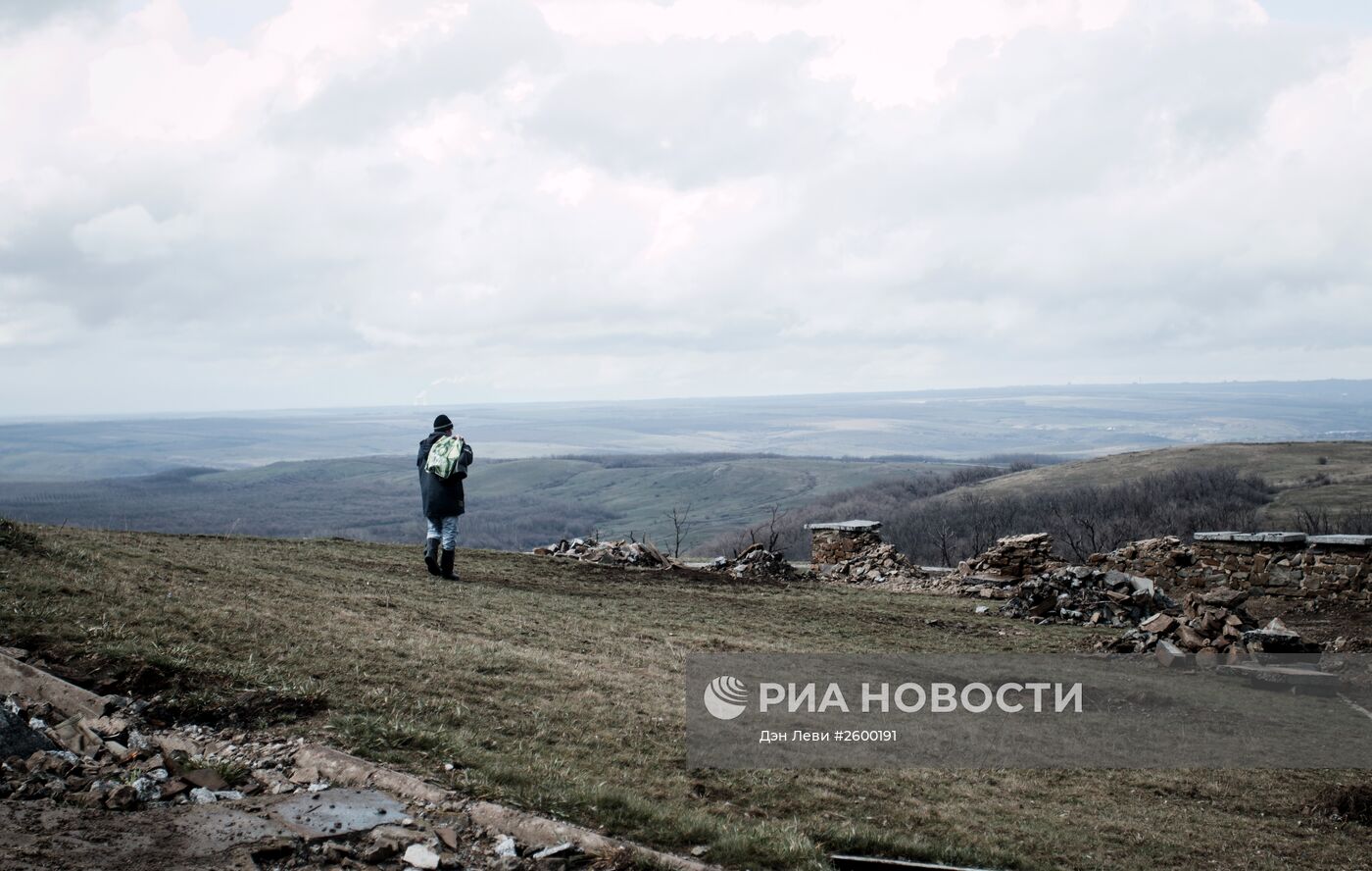 Жители ДНР приняли участие в субботнике у мемориального комплекса "Саур-Могила"