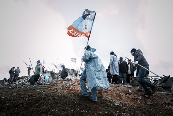 Жители ДНР приняли участие в субботнике у мемориального комплекса "Саур-Могила"