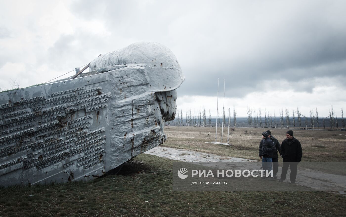 Жители ДНР приняли участие в субботнике у мемориального комплекса "Саур-Могила"