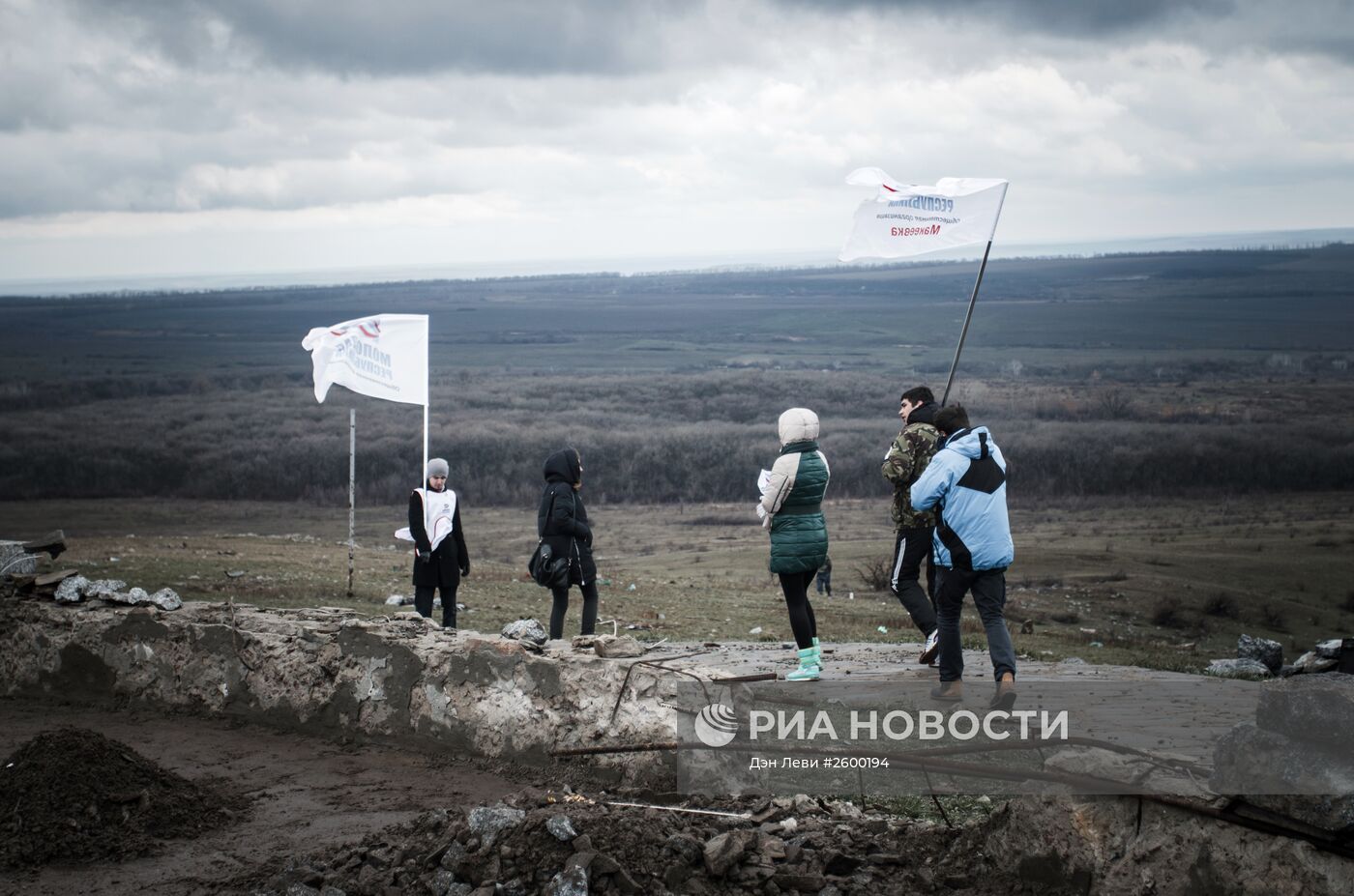 Жители ДНР приняли участие в субботнике у мемориального комплекса "Саур-Могила"