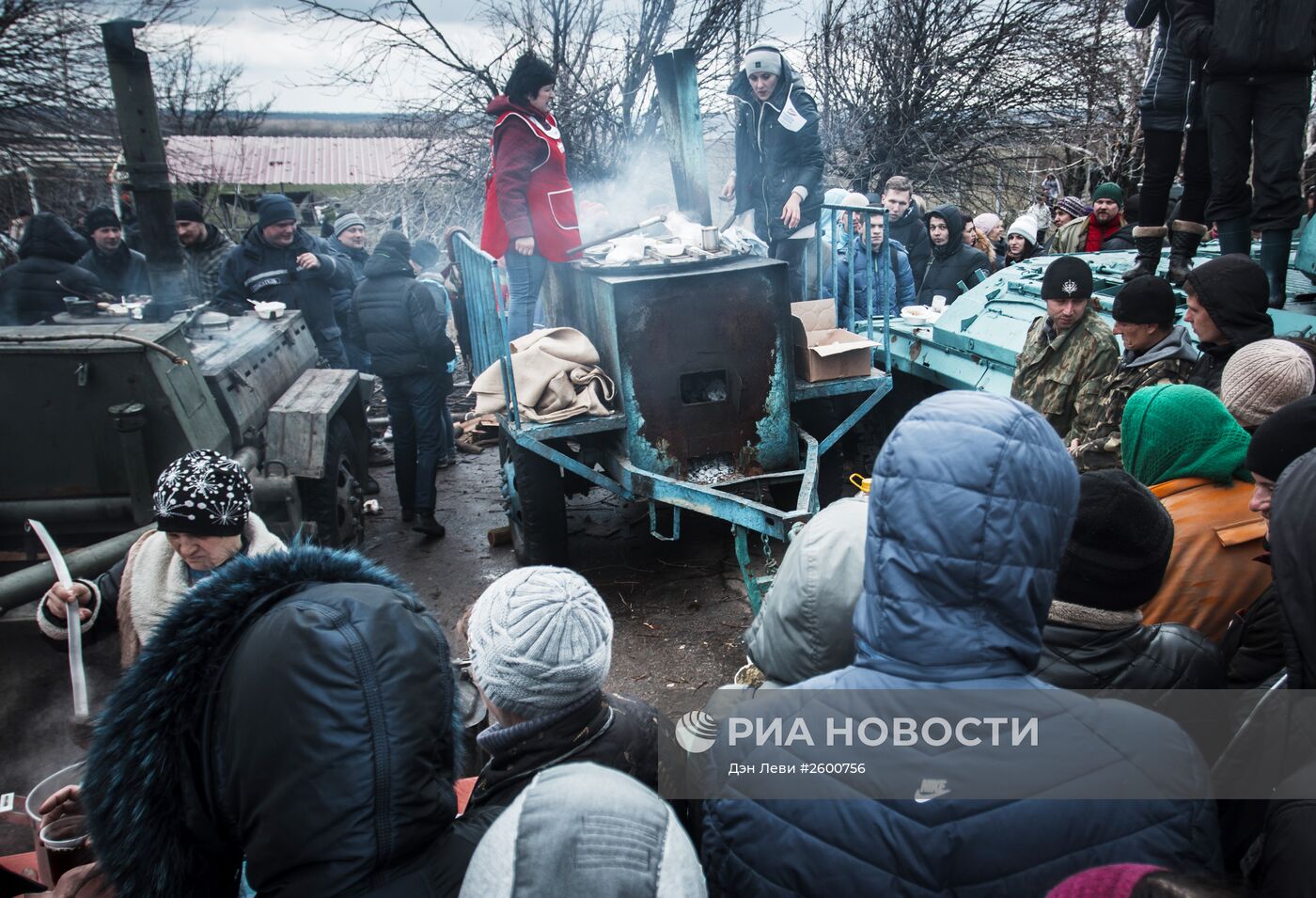 Жители ДНР приняли участие в субботнике у мемориального комплекса "Саур-Могила"