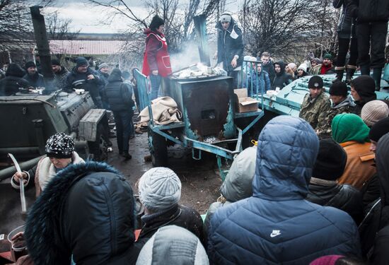 Жители ДНР приняли участие в субботнике у мемориального комплекса "Саур-Могила"