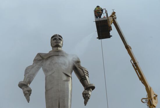 Мойка памятника Юрию Гагарину на Ленинском проспекте