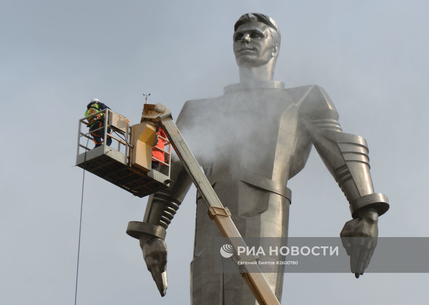 Мойка памятника Юрию Гагарину на Ленинском проспекте