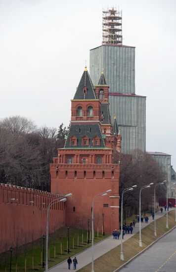 Демонтаж строительных лесов на Спасской башне Кремля