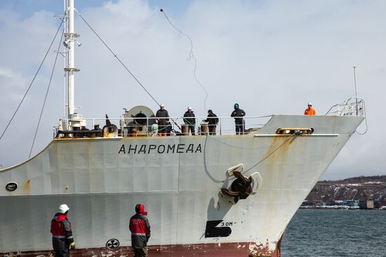 В порт Корсаков доставлены пострадавшие с траулера "Дальний Восток"