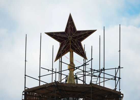 Демонтаж строительных лесов на Спасской башне Кремля