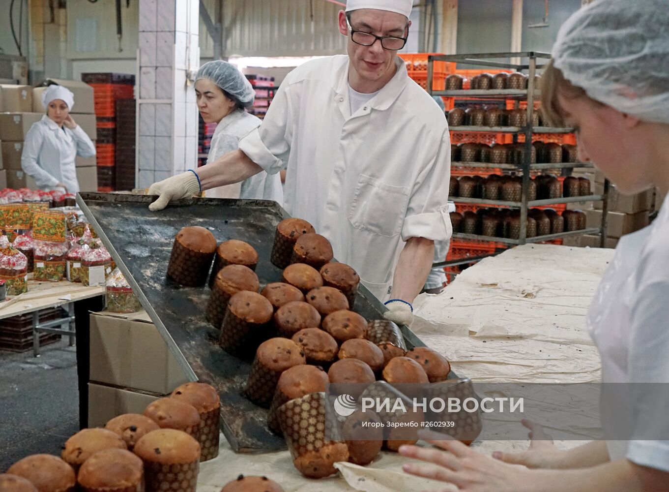 Выпечка куличей на предприятии "Русский хлеб" в Калининграде